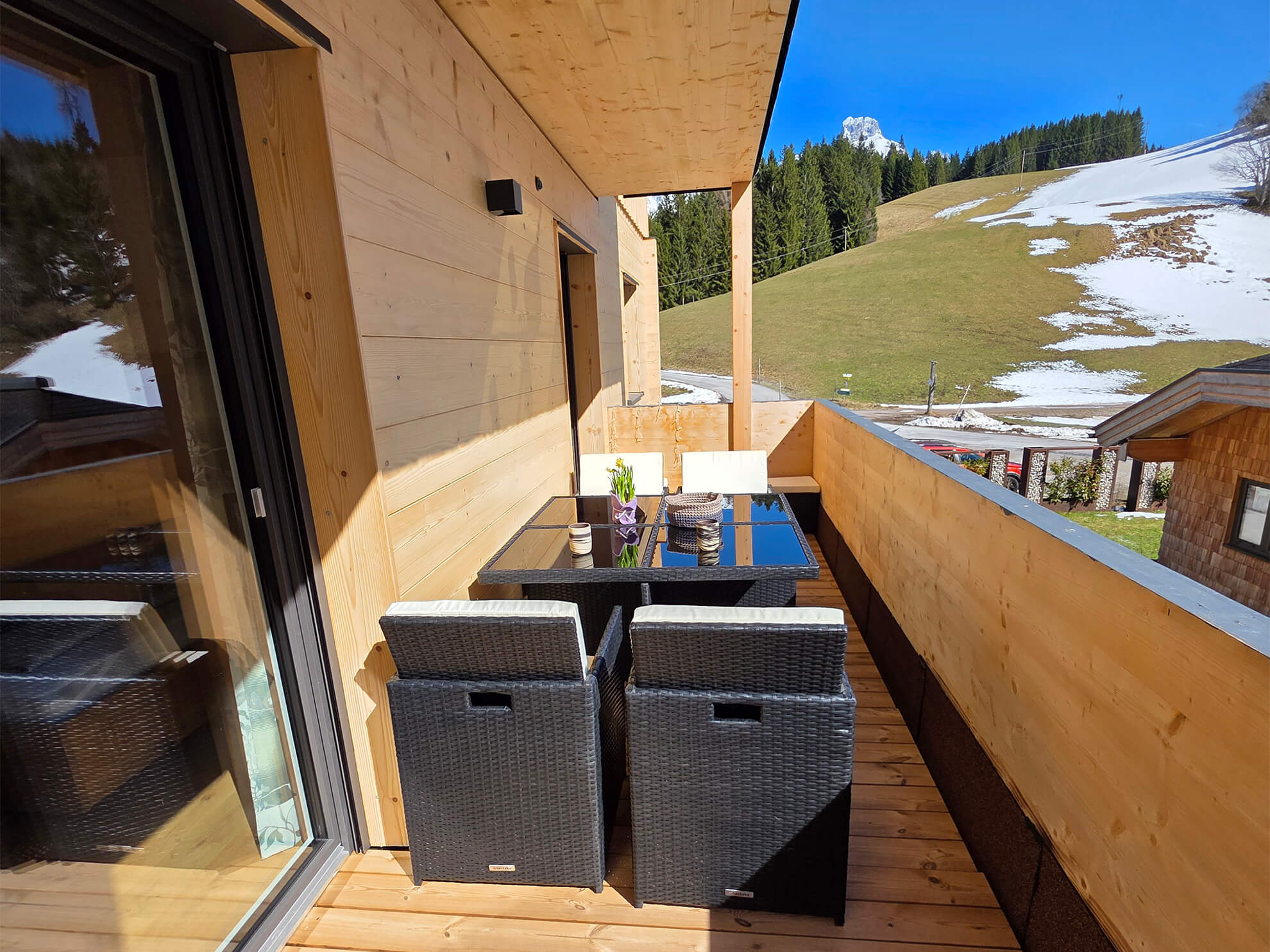 Spektakulärer Ausblick vom Balkon des Alpinapartments Unterdürmoos auf die imposante Bergwelt des Salzburger Landes und die idyllischen Almwiesen.