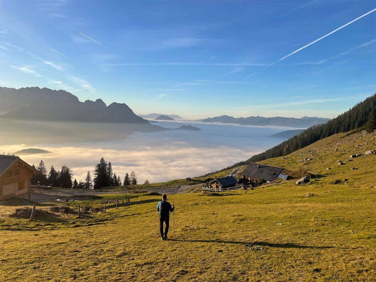 unterduermoos-dachstein-alpen-bergpanorama-nebel-wanderer